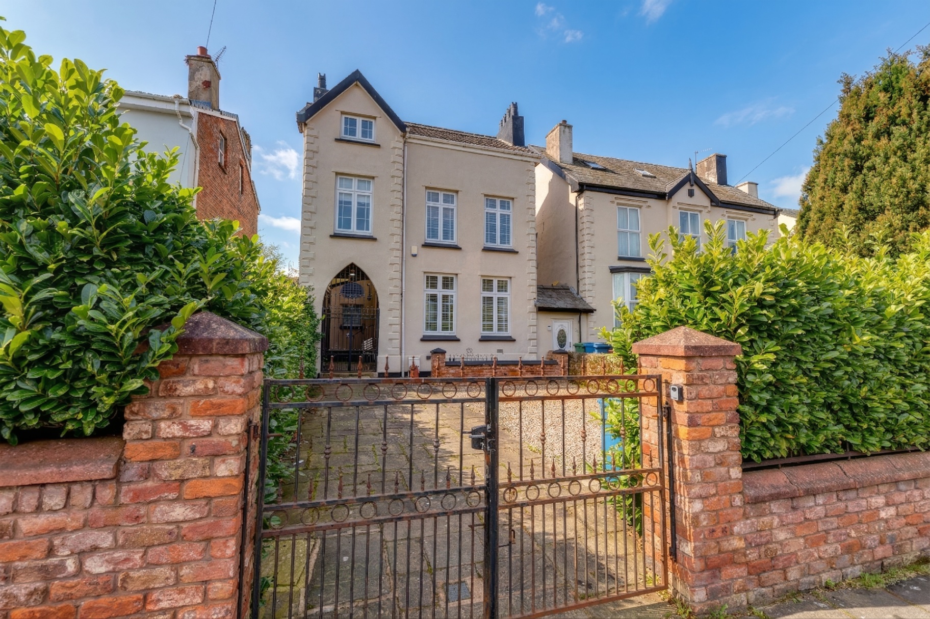 Spacious 5-Bed Home with Parking